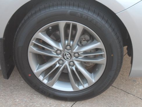 Used 2017 Toyota Camry SE w/ Moonroof Package FWD image 3