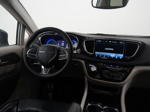 Used 2024 Chrysler Pacifica Limited FWD image 15