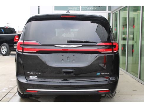 Certified 2022 Chrysler Pacifica Touring-L image 7
