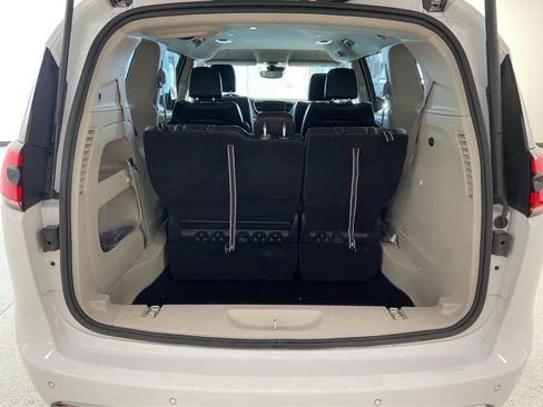 Used 2024 Chrysler Pacifica Touring-L FWD image 9