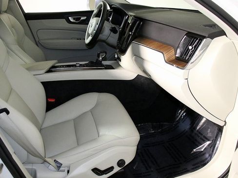 Used 2021 Volvo XC60 T5 Momentum w/ Protection Package image 35