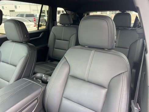 Used 2025 GMC Acadia Elevation w/ Elevation Premium Package image 8