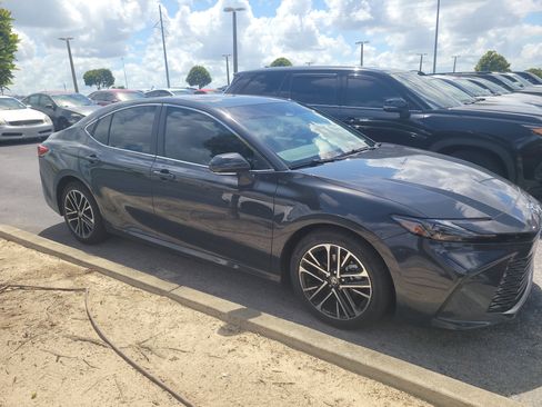 Used 2025 Toyota Camry XLE FWD image 10
