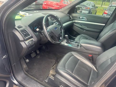 Used 2017 Ford Explorer XLT w/ Equipment Group 202A AWD/4WD image 9