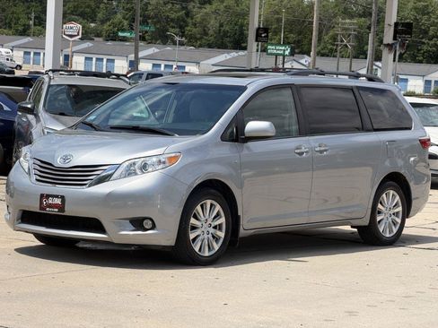 Used 2017 Toyota Sienna XLE Premium w/ Outdoor Package AWD/4WD image 3