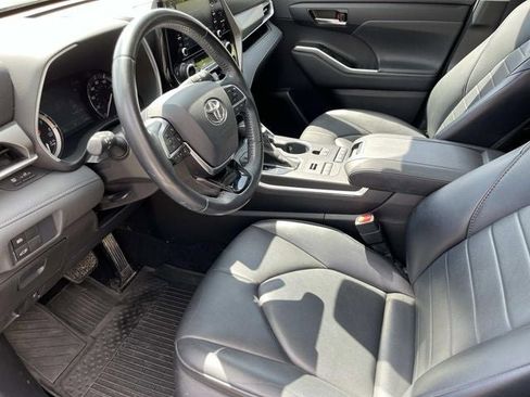 Used 2021 Toyota Highlander XLE image 29