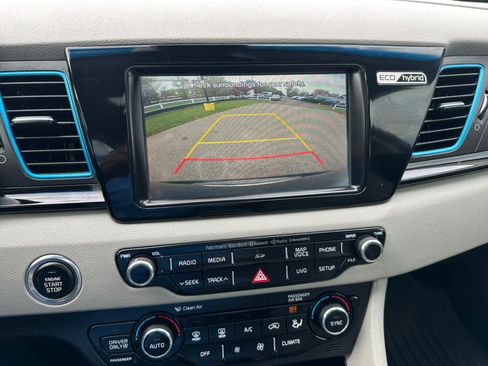 Used 2018 Kia Niro Touring FWD image 19