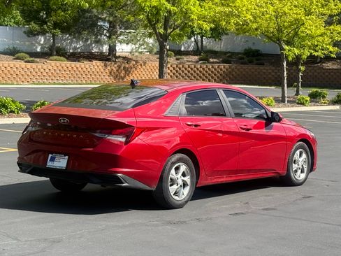 Used 2021 Hyundai Elantra SE w/ Cargo Package FWD image 4