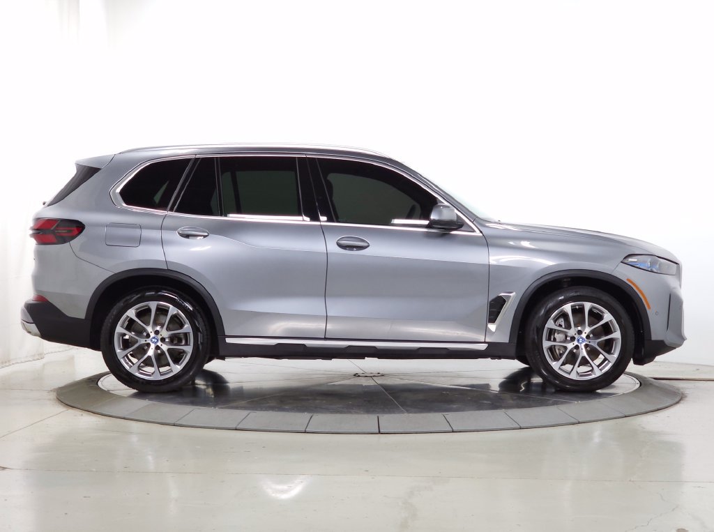 Used 2025 BMW X5 xDrive50e w/ Parking Assistance Package AWD/4WD image 12