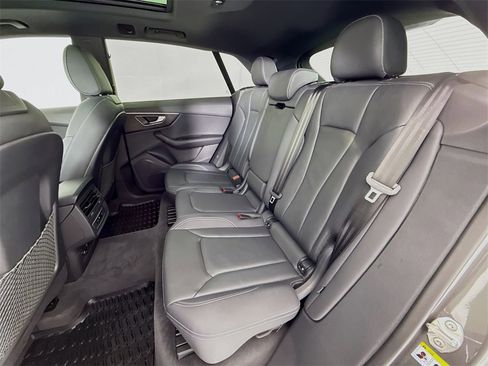 Used 2023 Audi Q8 Premium image 22