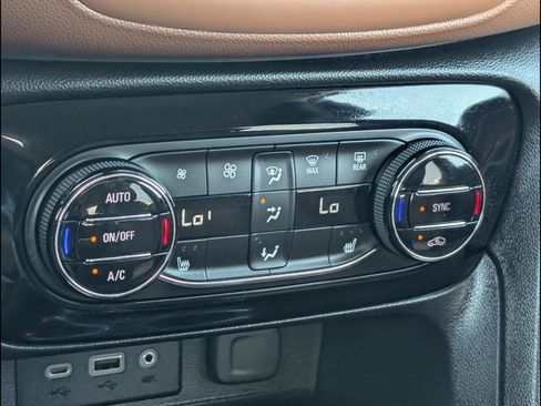 Used 2020 Buick Encore GX Essence image 16