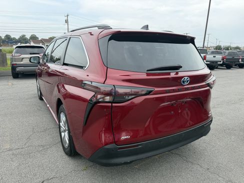 Used 2024 Toyota Sienna XLE w/ XLE Plus Package AWD/4WD image 5