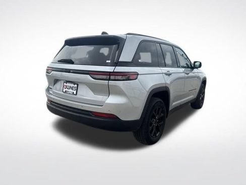 Used 2024 Jeep Grand Cherokee Altitude AWD/4WD image 9