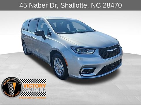 New 2026 Chrysler Pacifica Select image 1