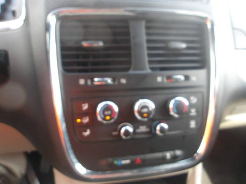 Used 2019 Dodge Grand Caravan SXT FWD image 17