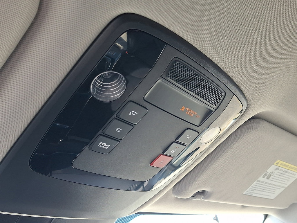 Used 2024 Kia Carnival EX FWD image 32