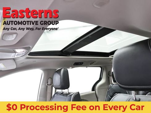 Used 2023 Chrysler Pacifica Limited FWD image 36