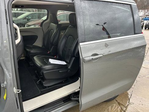 Certified 2022 Chrysler Pacifica Touring-L image 9