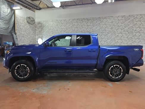Used 2025 Toyota Tacoma TRD Sport AWD/4WD image 4