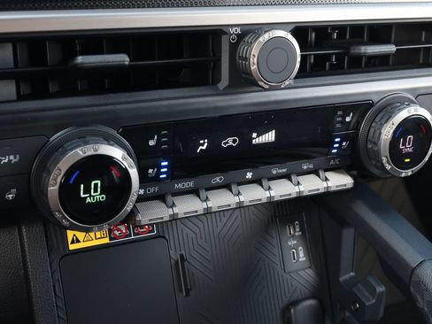 Used 2025 Toyota 4Runner Limited AWD/4WD image 23