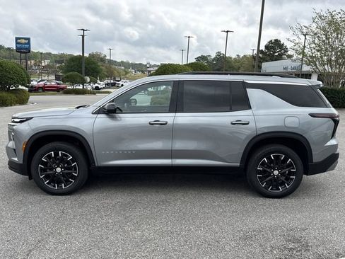 Used 2025 Chevrolet Traverse LT w/ Sun and Wheel Package image 6