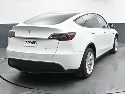 Used 2022 Tesla Model Y Long Range image 9