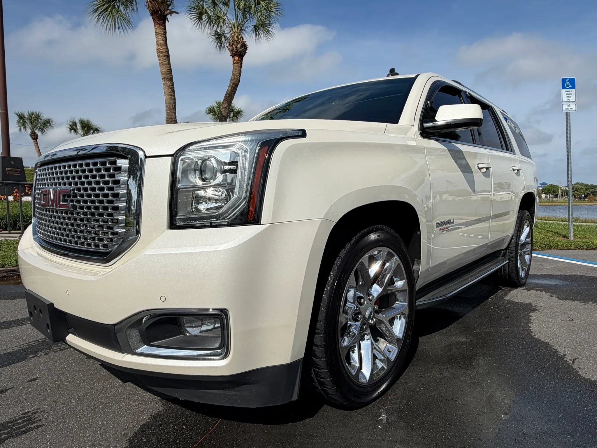 Used 2015 GMC Yukon Denali w/ Touring Package AWD/4WD image 6