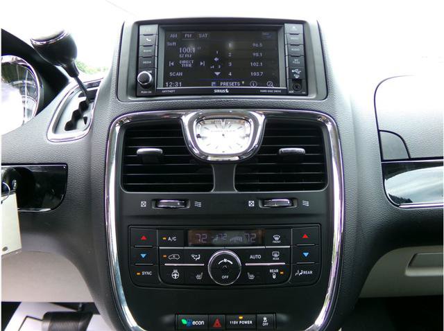 Used 2014 Chrysler Town & Country Touring-L FWD image 10