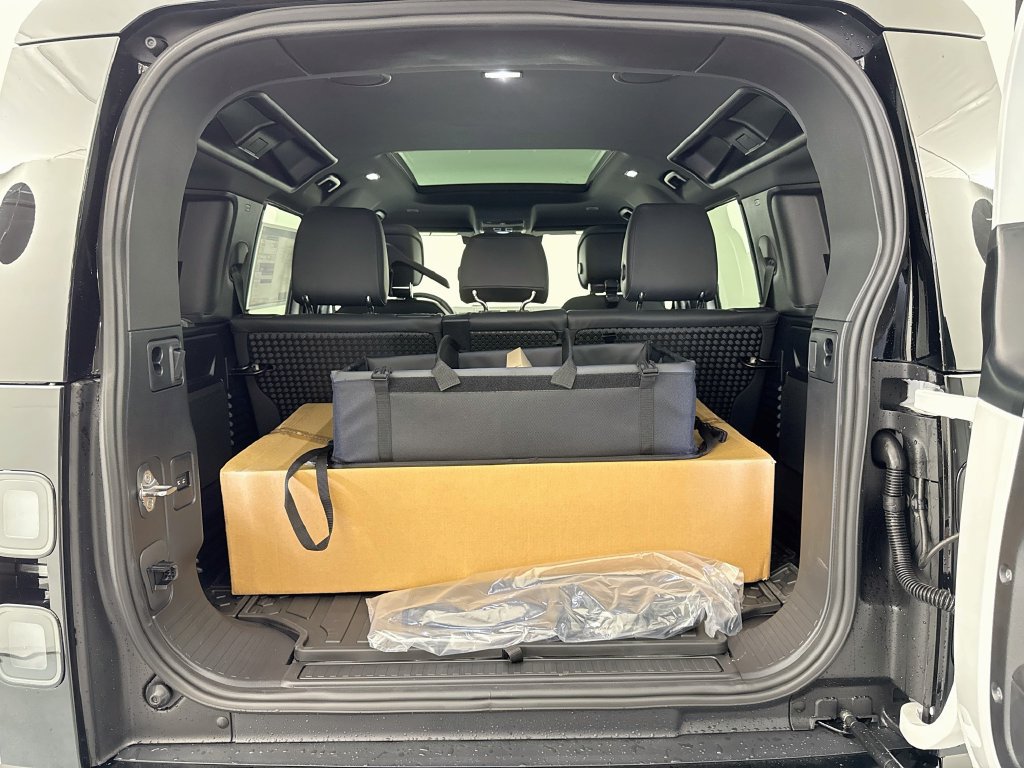 New 2026 Land Rover Defender 110 X-Dynamic SE AWD/4WD image 28