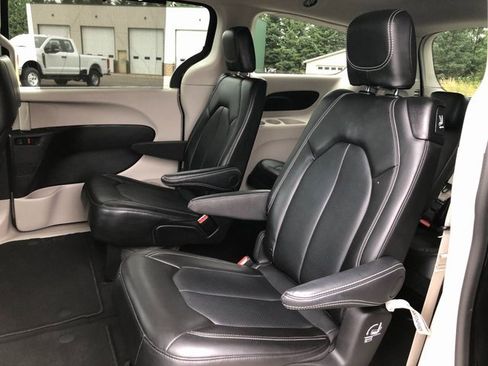 Used 2024 Chrysler Pacifica Touring-L image 18