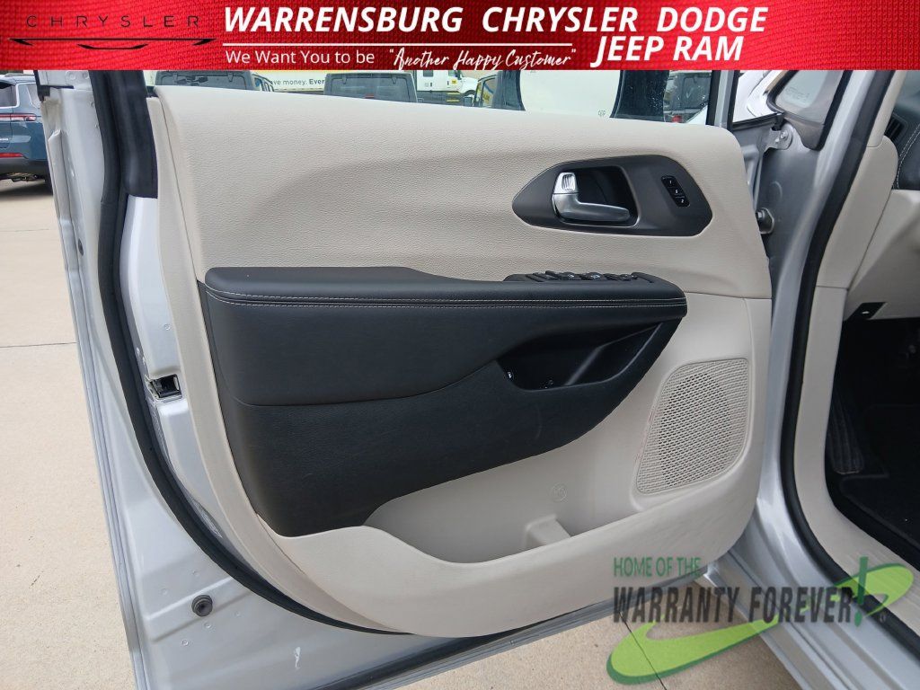 Used 2024 Chrysler Pacifica Limited FWD image 12