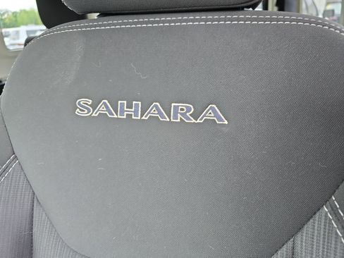 Used 2018 Jeep Wrangler Unlimited Sahara w/ Connectivity Group AWD/4WD image 12