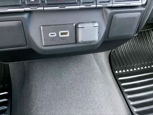 Used 2024 Chevrolet Silverado 2500 Custom image 33