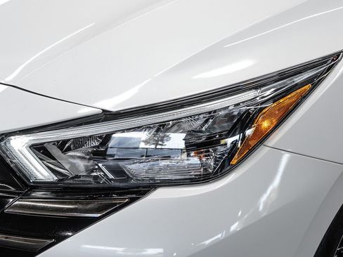 Used 2025 Nissan Versa SR w/ Trunk Package image 9