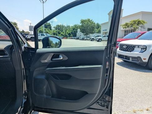 Used 2025 Chrysler Pacifica Select FWD image 29