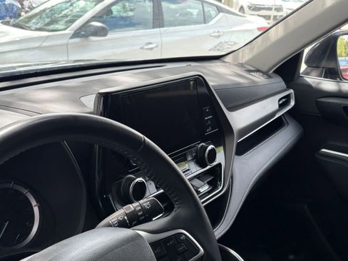 Used 2025 Toyota Highlander LE FWD image 38