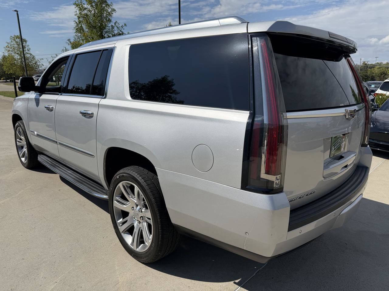 Used 2017 Cadillac Escalade ESV Luxury AWD/4WD image 5