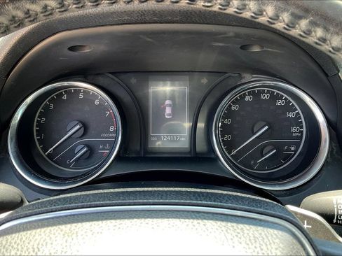 Used 2019 Toyota Camry SE FWD image 12