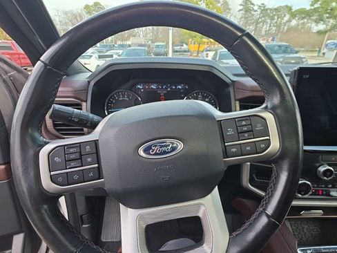 Used 2022 Ford Expedition Limited image 11