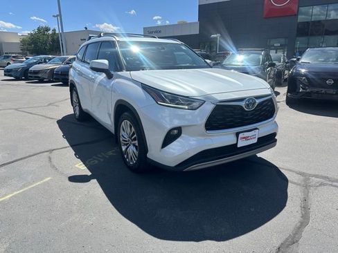 Used 2023 Toyota Highlander Platinum AWD/4WD image 3