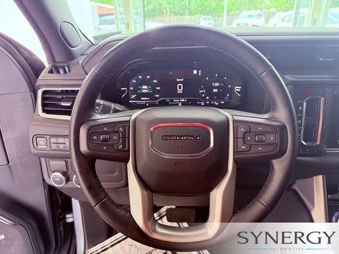Used 2023 GMC Yukon Denali RWD image 17