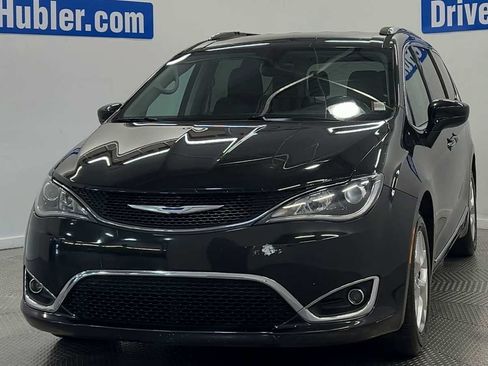 Used 2018 Chrysler Pacifica Touring-L w/ Tire & Wheel Group FWD image 3