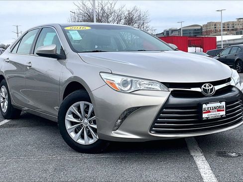 Used 2016 Toyota Camry LE image 2