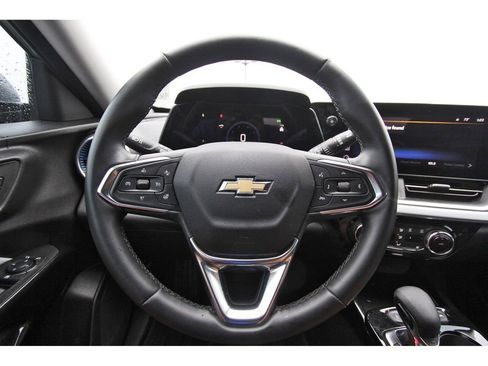 Used 2025 Chevrolet Trax LT w/ Driver Confidence Package image 14