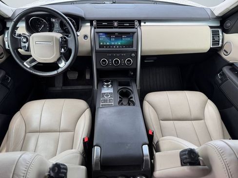 Used 2020 Land Rover Discovery Landmark image 12