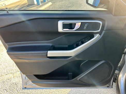 Used 2020 Ford Explorer XLT image 10