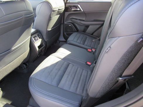 New 2026 Mitsubishi Outlander SE image 8