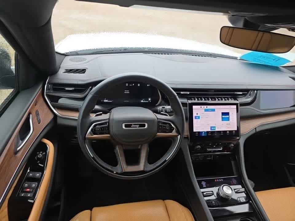 Used 2023 Jeep Grand Cherokee Summit AWD/4WD image 7