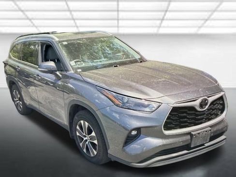 Used 2022 Toyota Highlander XLE AWD/4WD image 1