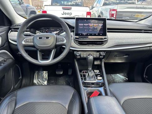 Used 2022 Jeep Compass Latitude w/ Sun and Sound Group AWD/4WD image 11